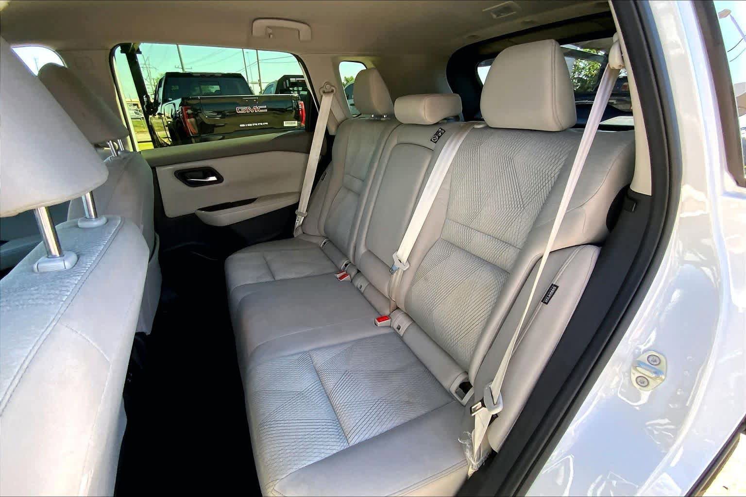 Used 2024 Nissan Rogue SV AWD/4WD image 19