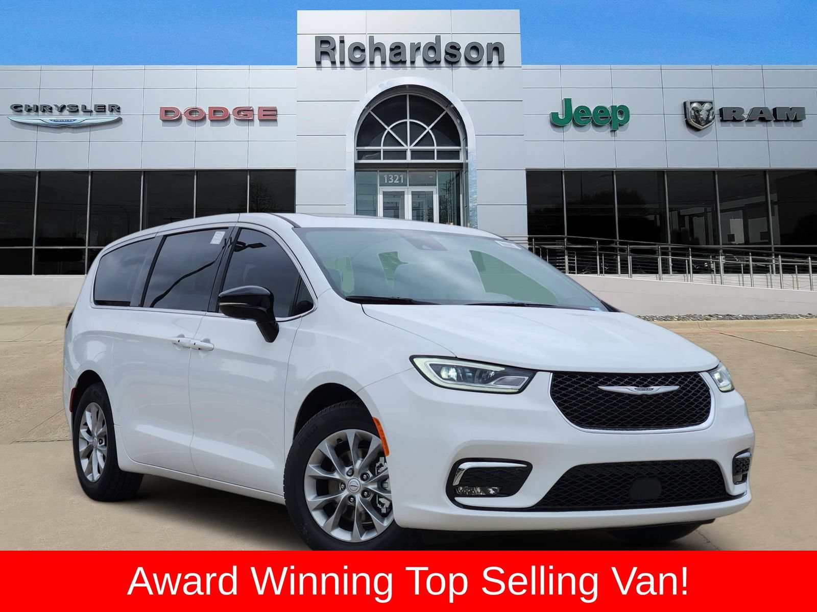 New 2026 Chrysler Pacifica Limited w/ Uconnect Theater Family Group