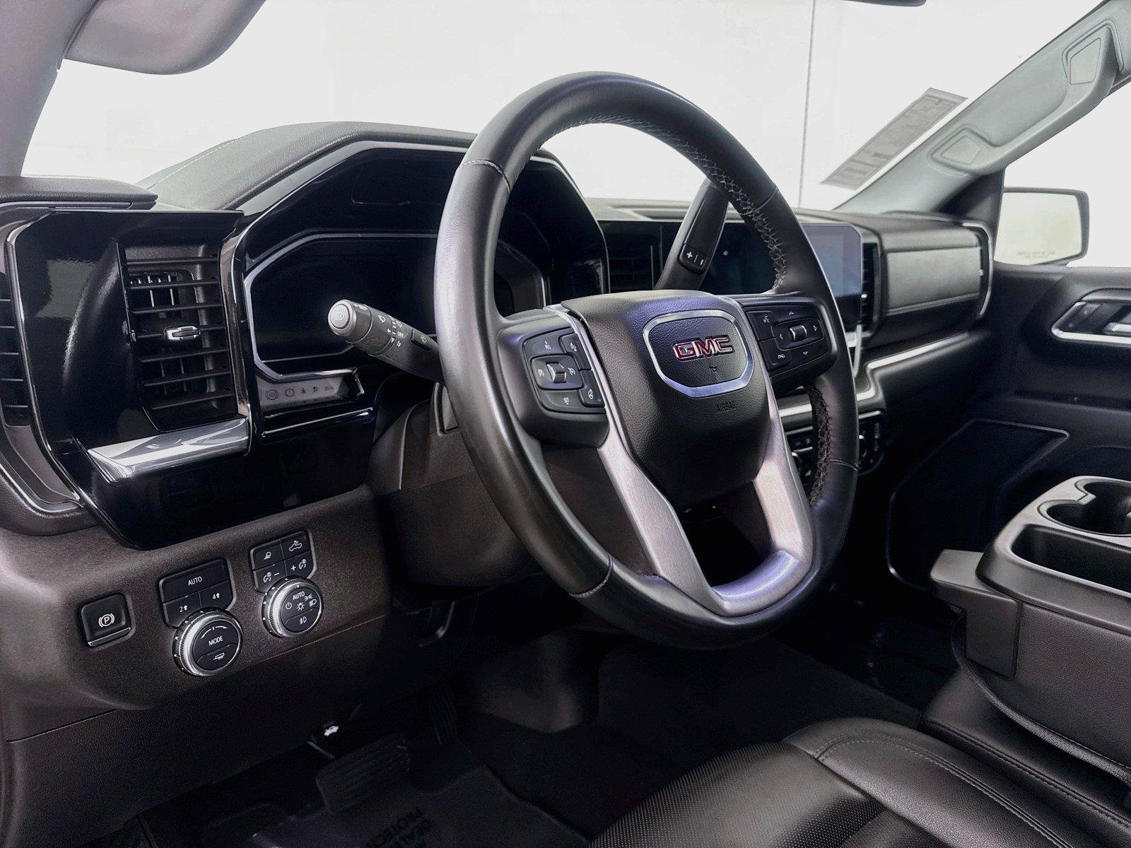 Used 2025 GMC Sierra 1500 SLT AWD/4WD image 4