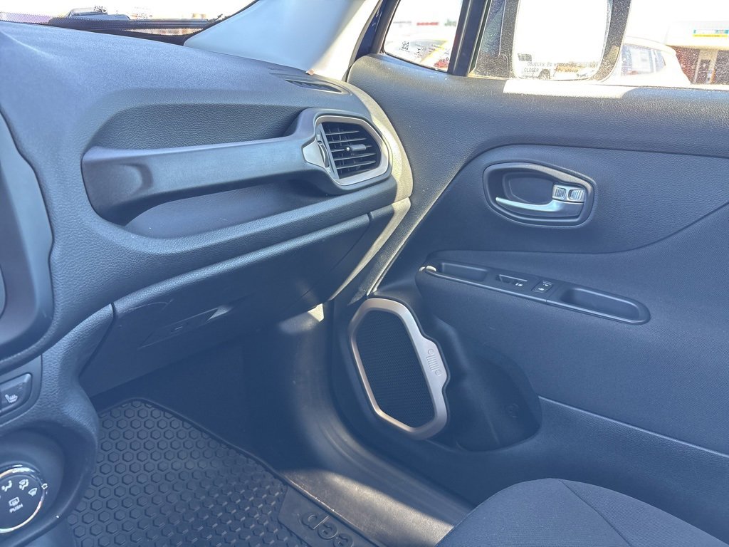 Used 2017 Jeep Renegade Latitude w/ Cold Weather Group image 22