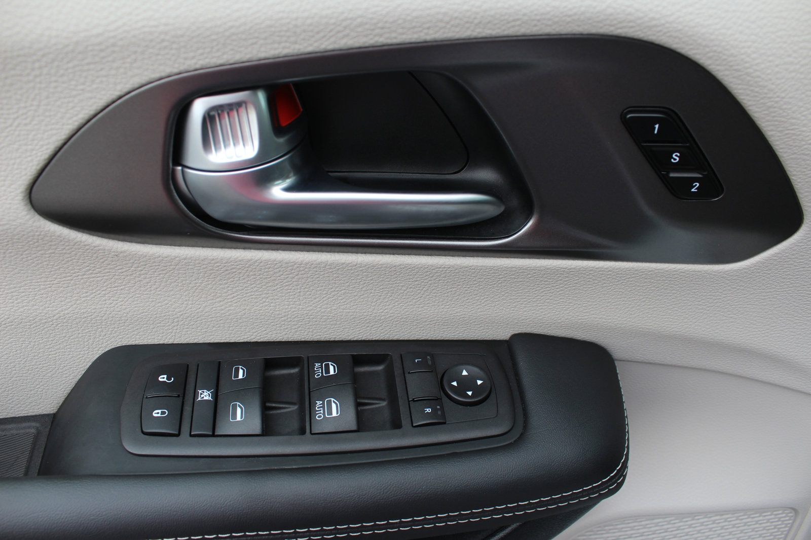 Used 2024 Chrysler Pacifica Select image 26