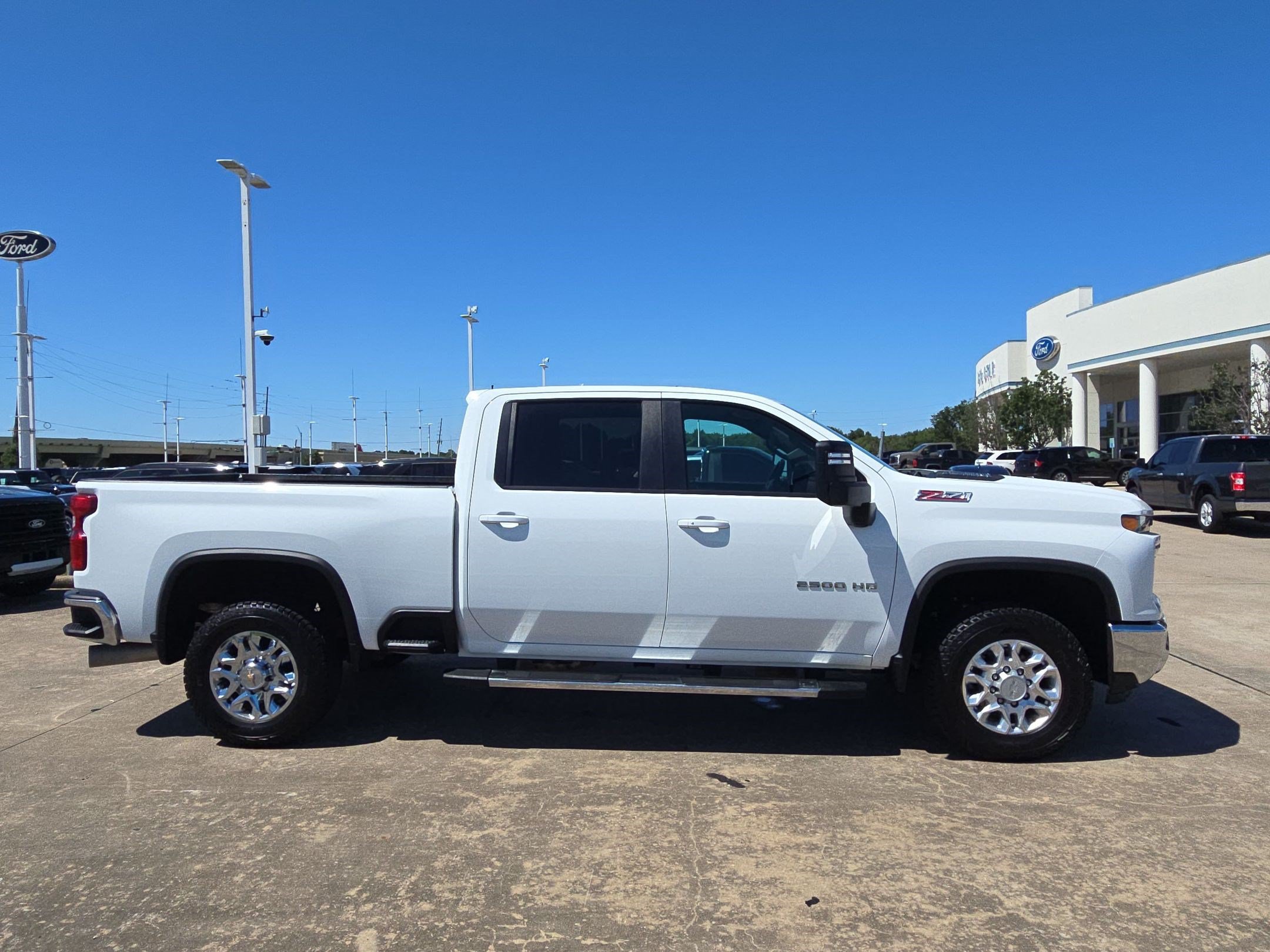 Used 2025 Chevrolet Silverado 2500 LT AWD/4WD image 2