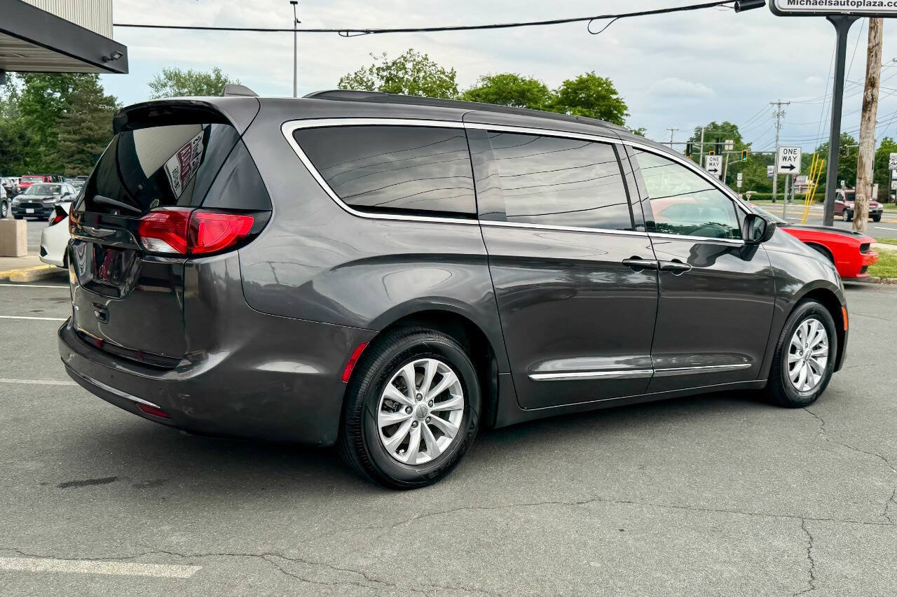 Used 2017 Chrysler Pacifica Touring-L FWD image 4