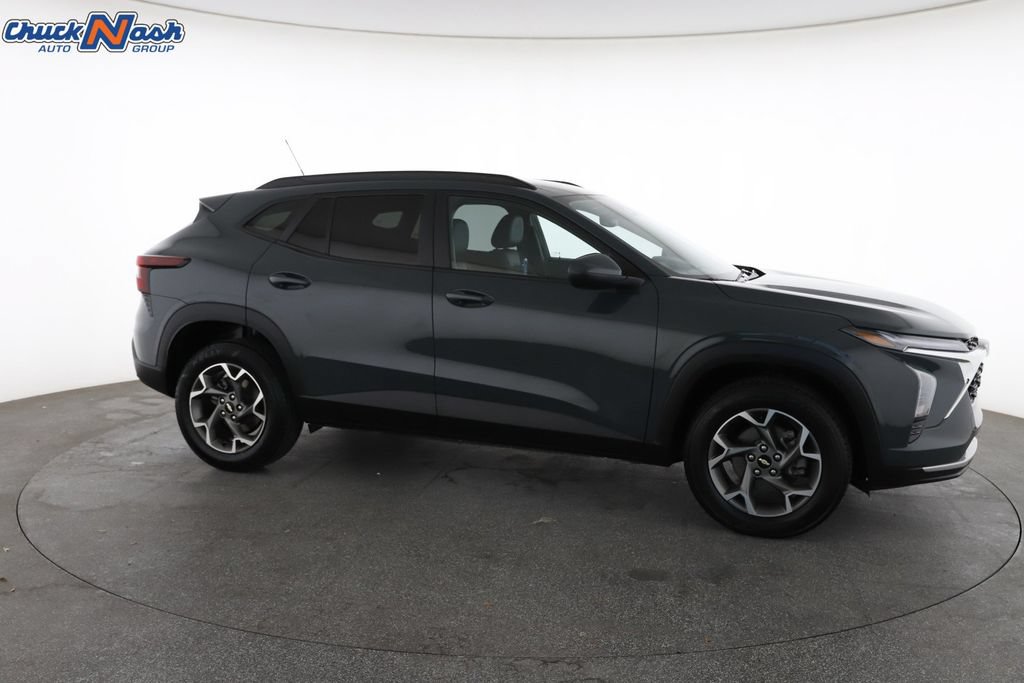 Used 2025 Chevrolet Trax LT FWD image 15