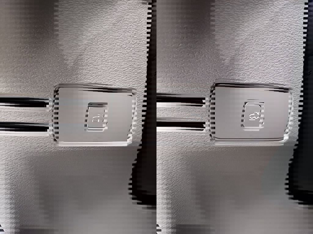 Used 2023 Volvo XC40 B5 Plus w/ Protection Package Premier image 29