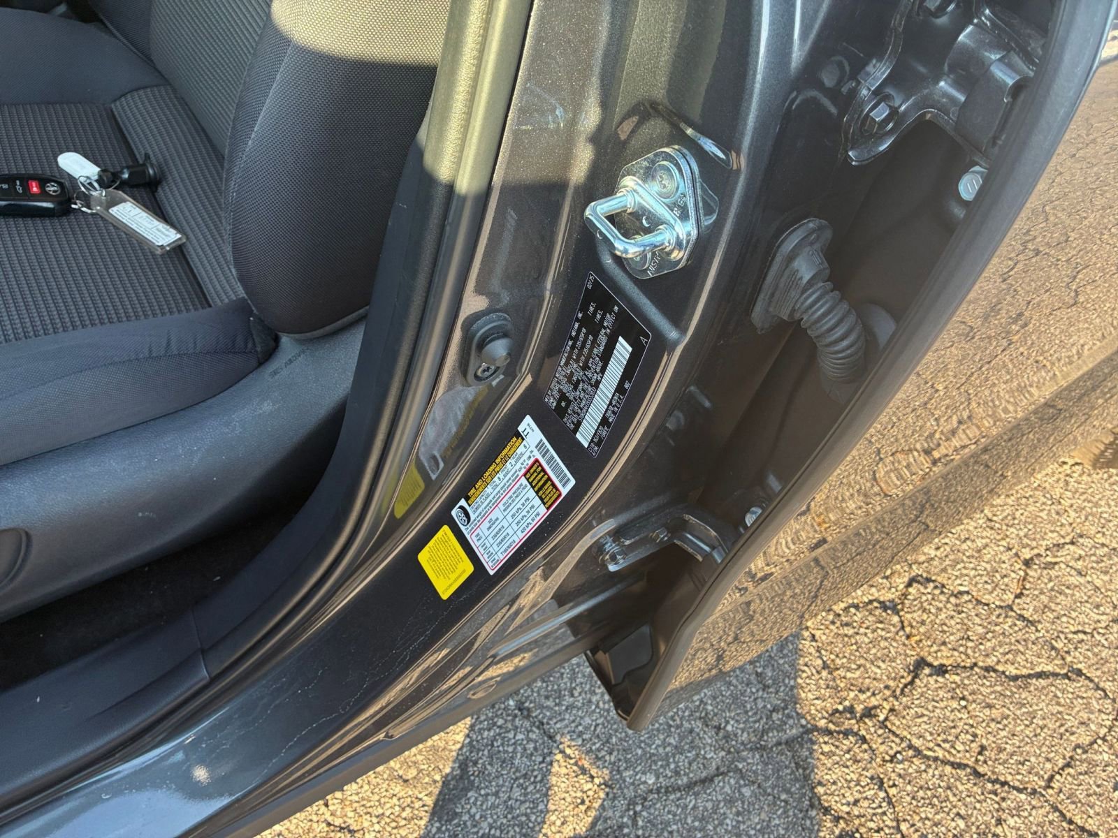 Used 2025 Toyota Highlander LE FWD image 30