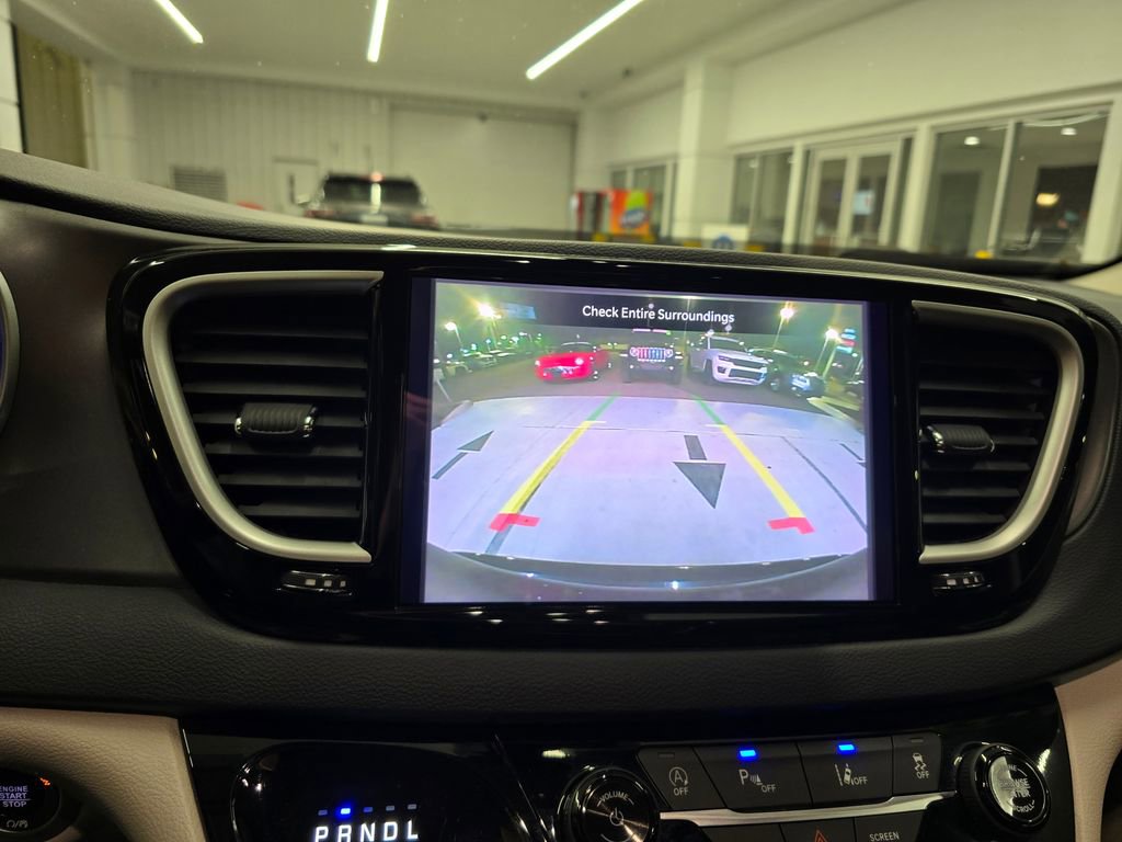 Certified 2023 Chrysler Pacifica Touring-L FWD image 22