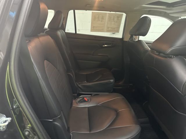 Used 2023 Toyota Highlander XLE FWD image 21