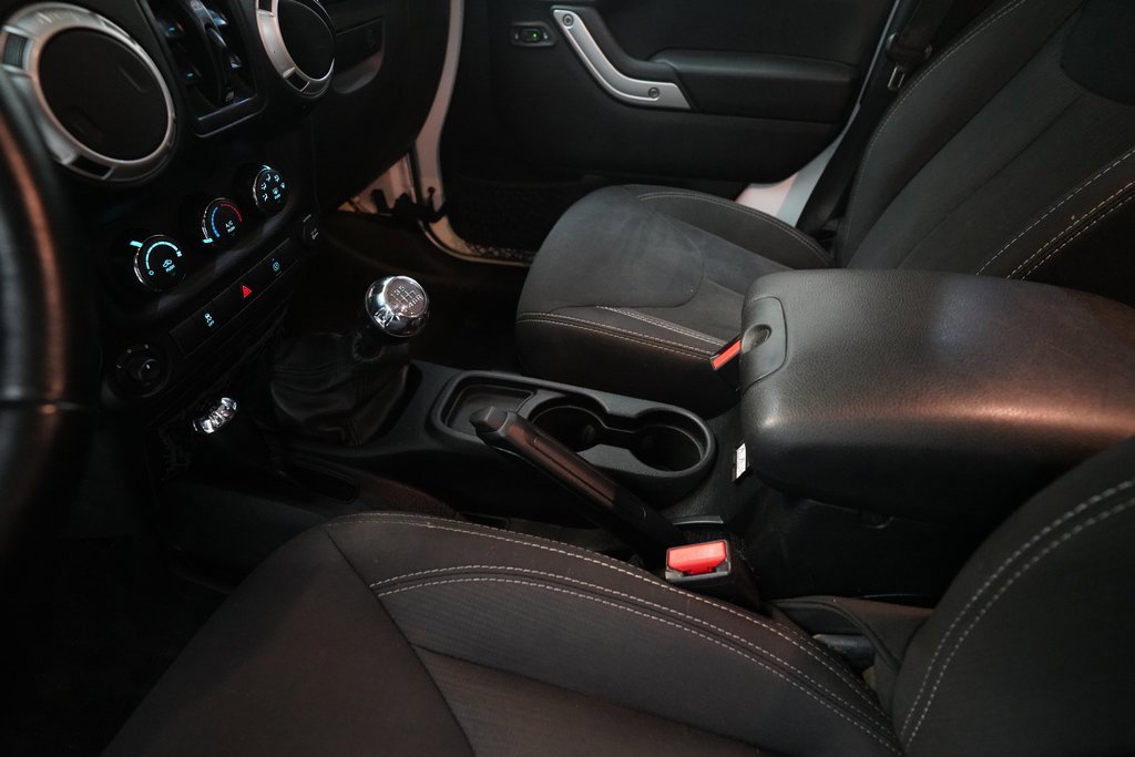 Used 2015 Jeep Wrangler Unlimited Sahara w/ Connectivity Group image 16