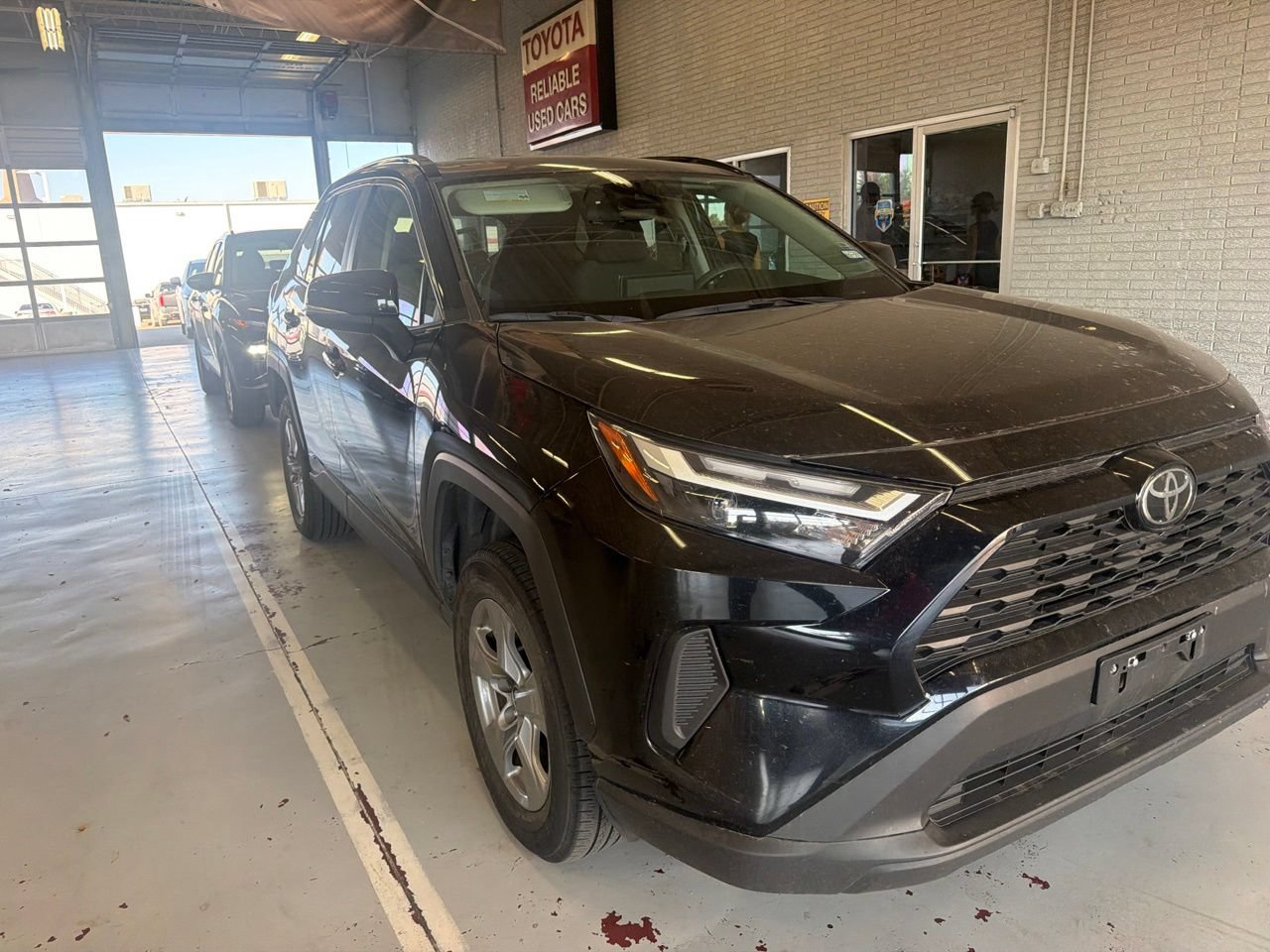 Used 2025 Toyota RAV4 XLE AWD/4WD image 2