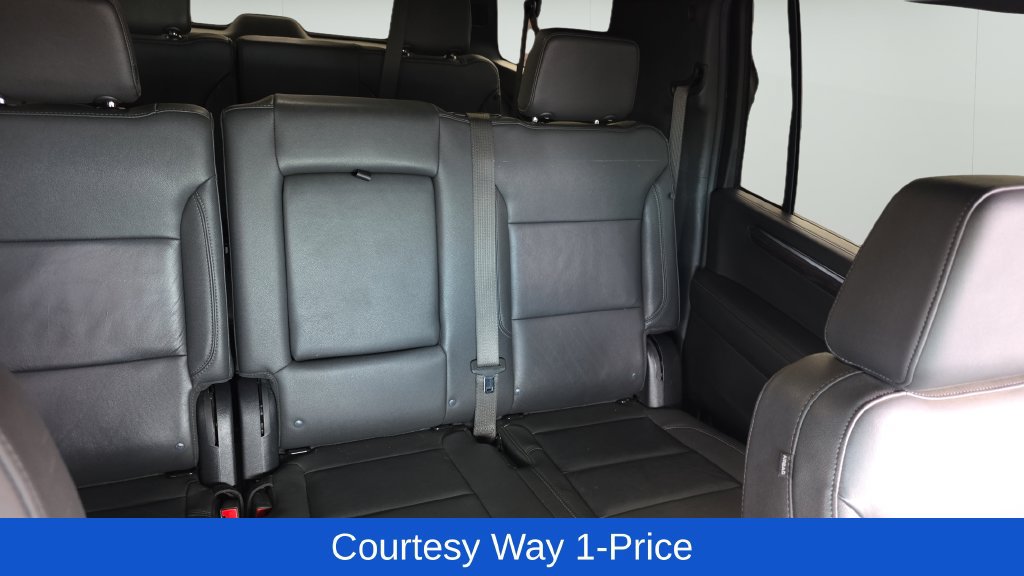 Used 2025 Chevrolet Suburban LT RWD image 12