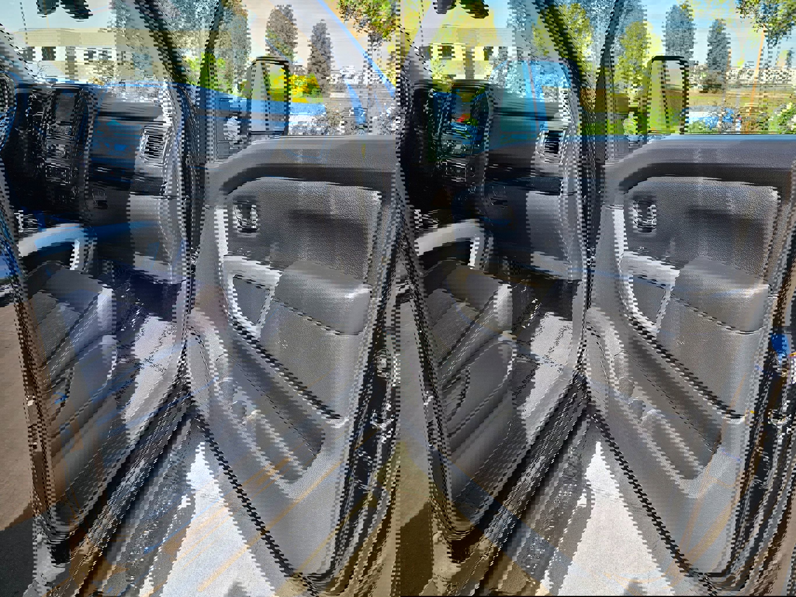 Used 2024 Nissan Titan SV w/ SV Convenience Package image 28