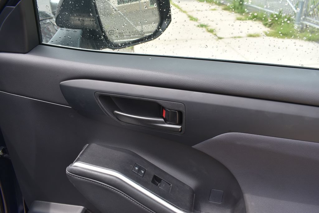 Used 2025 Toyota Highlander LE FWD image 21