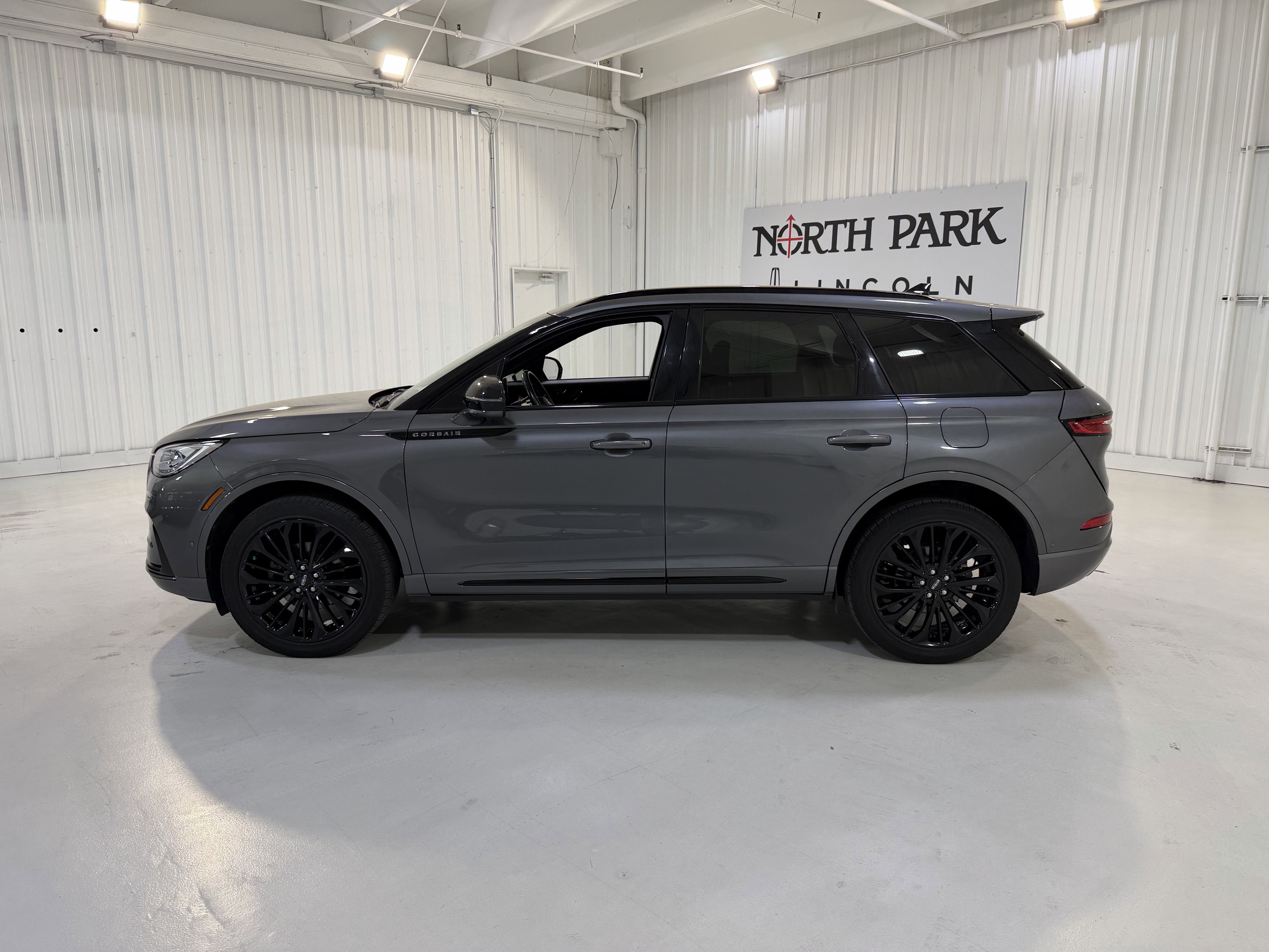 Used 2023 Lincoln Corsair Reserve w/ Equipment Group 202A image 2