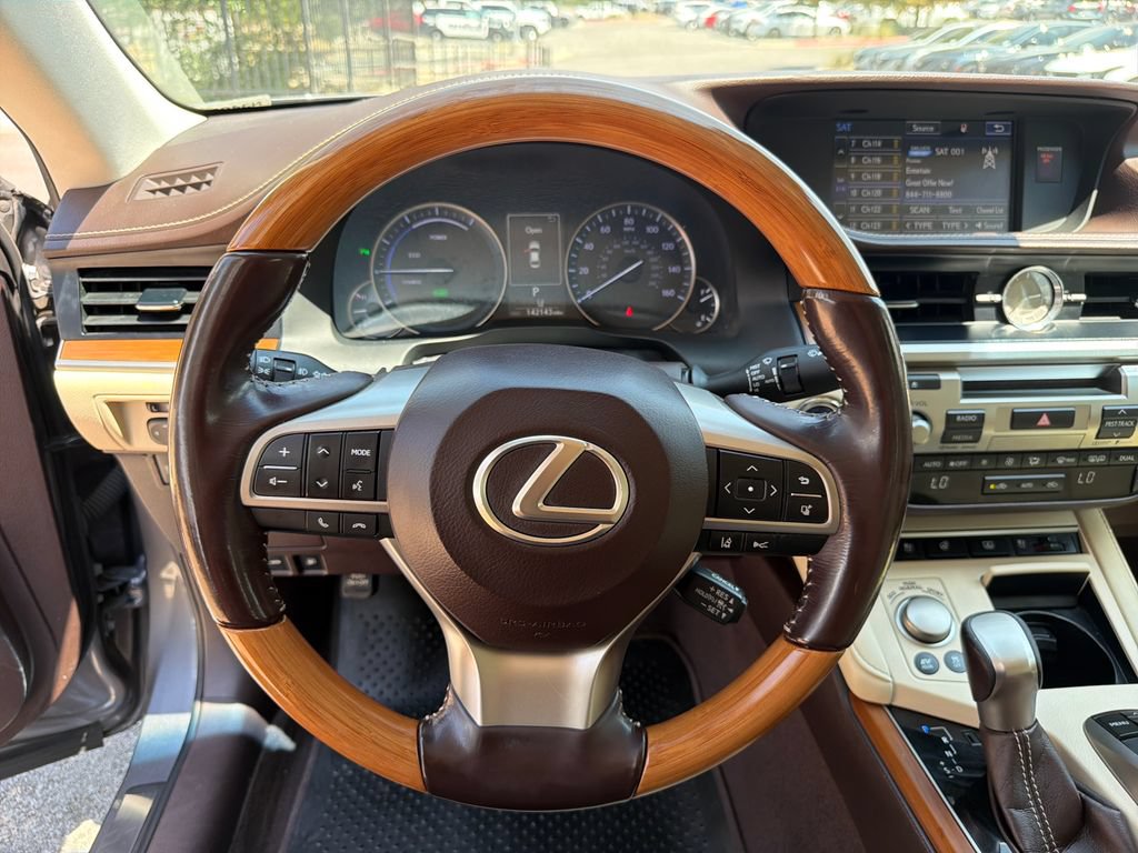 Used 2016 Lexus ES 300h w/ Luxury Package w/Wood Trim FWD image 22
