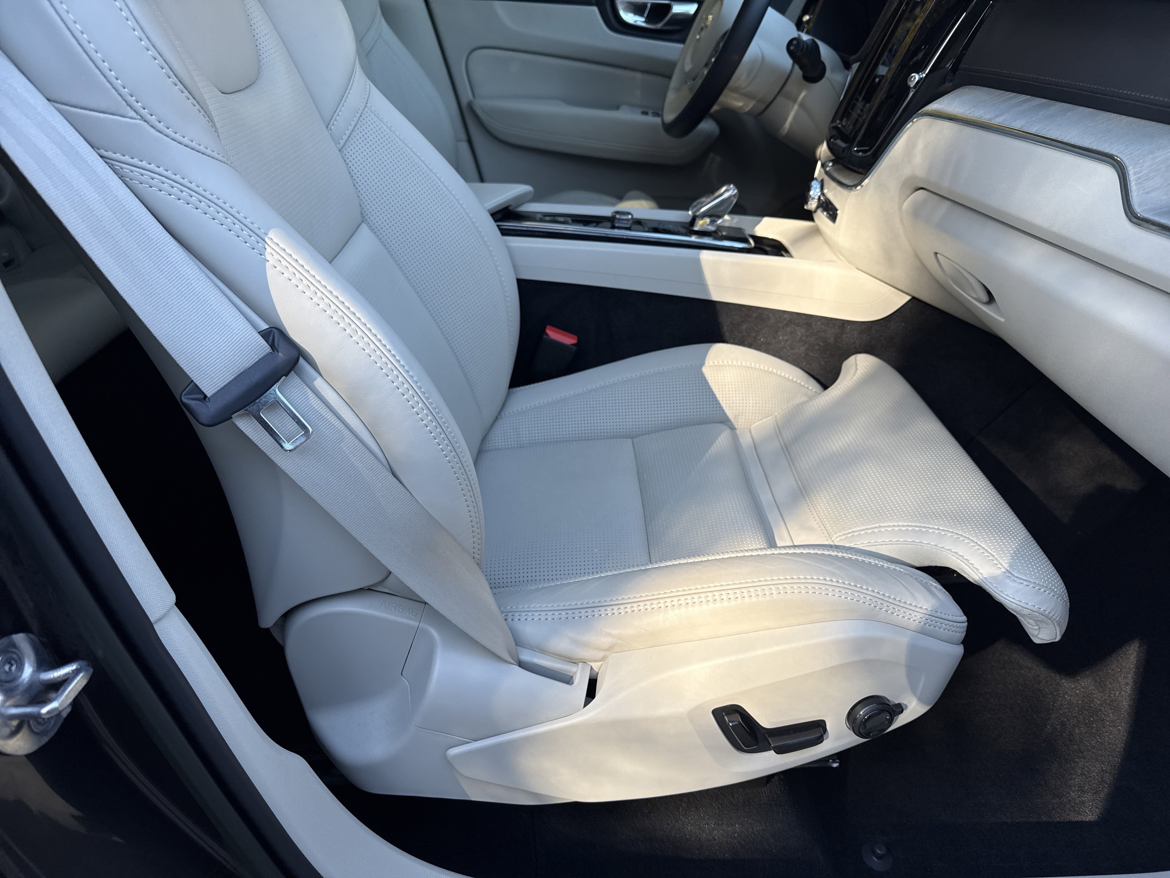 Used 2023 Volvo XC60 B5 Ultimate w/ Climate Package image 13