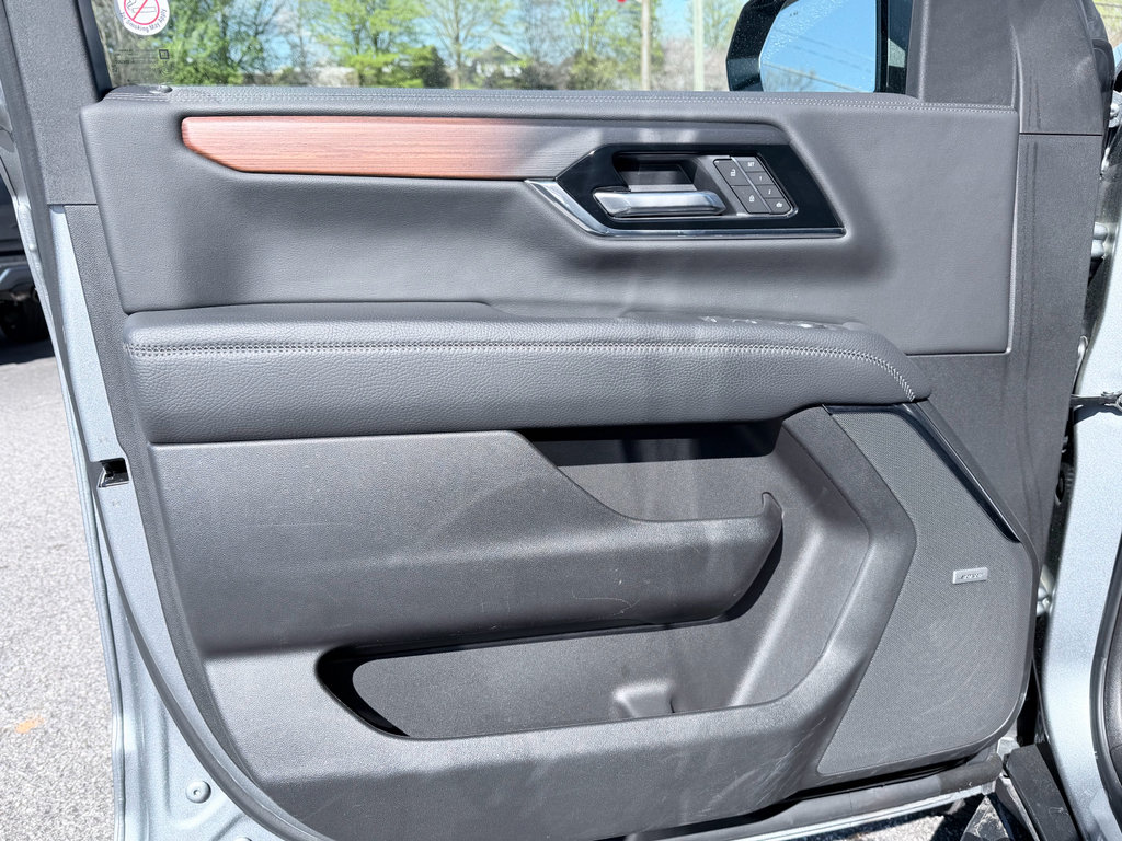 Used 2025 GMC Yukon XL Denali RWD image 33