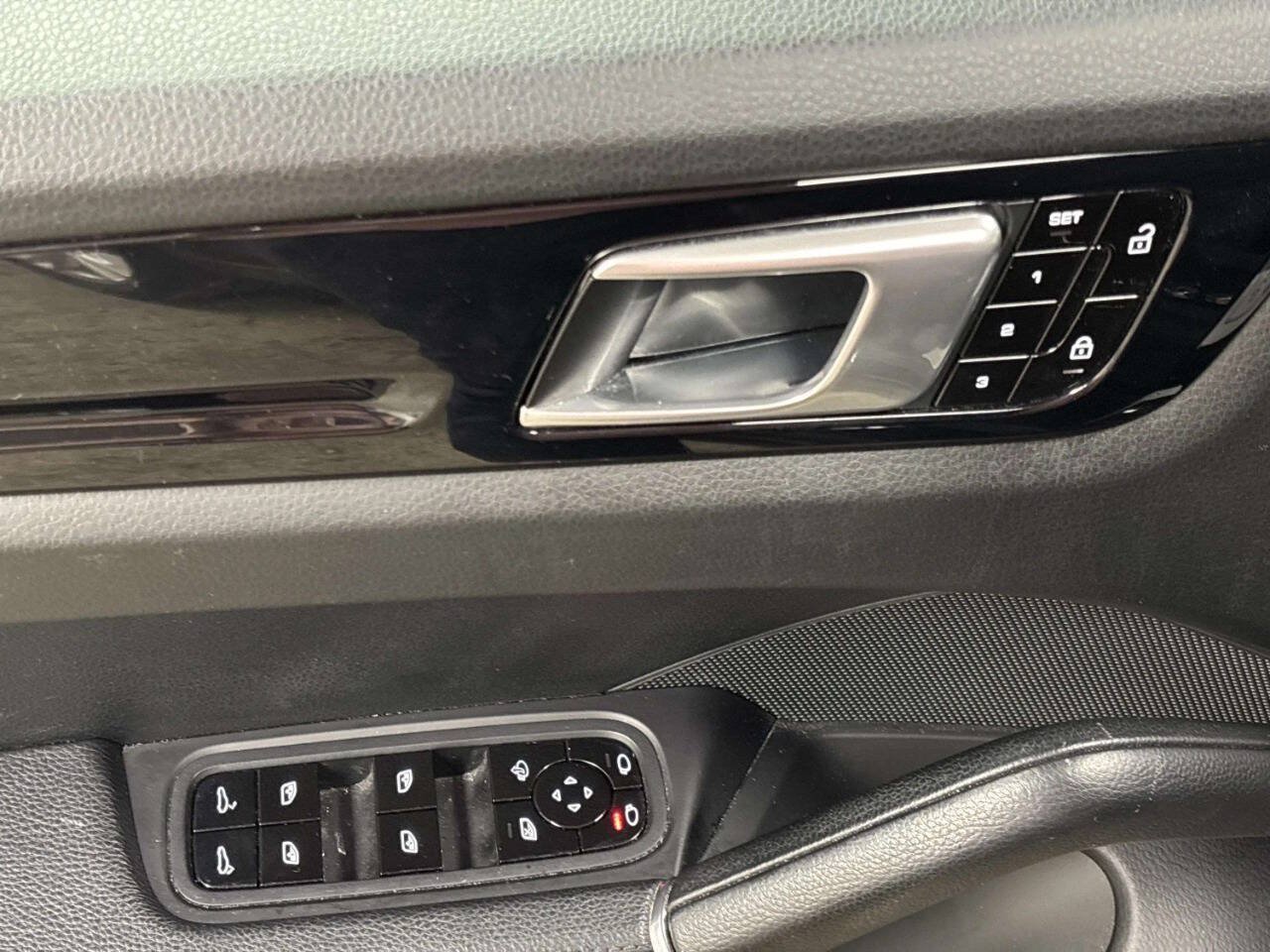 Used 2019 Porsche Cayenne S AWD/4WD image 30