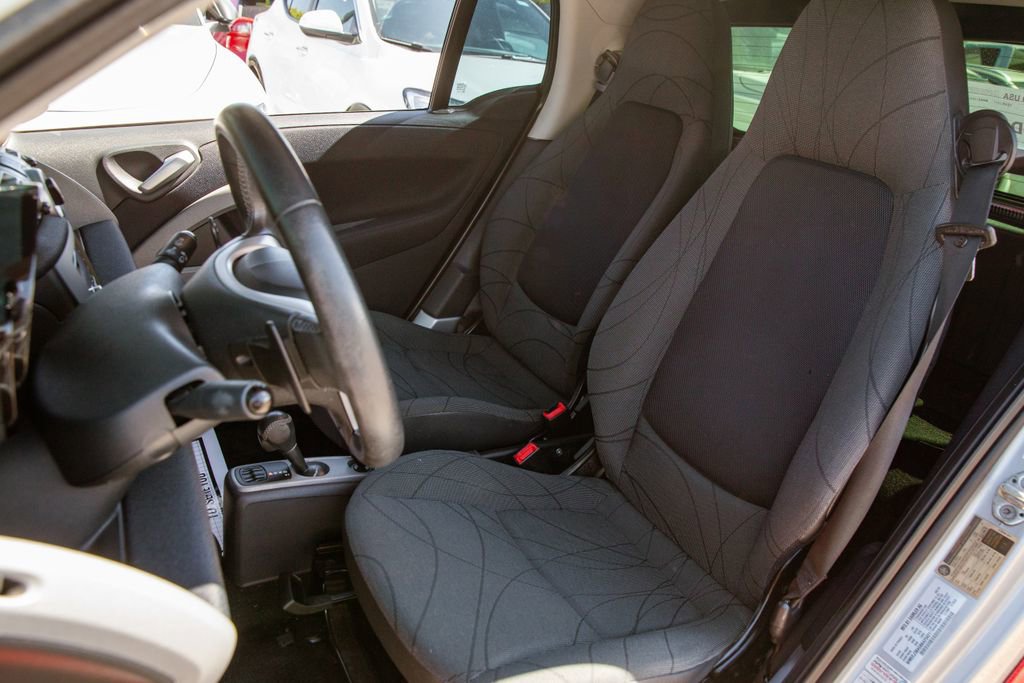 Used 2011 smart fortwo passion RWD image 12