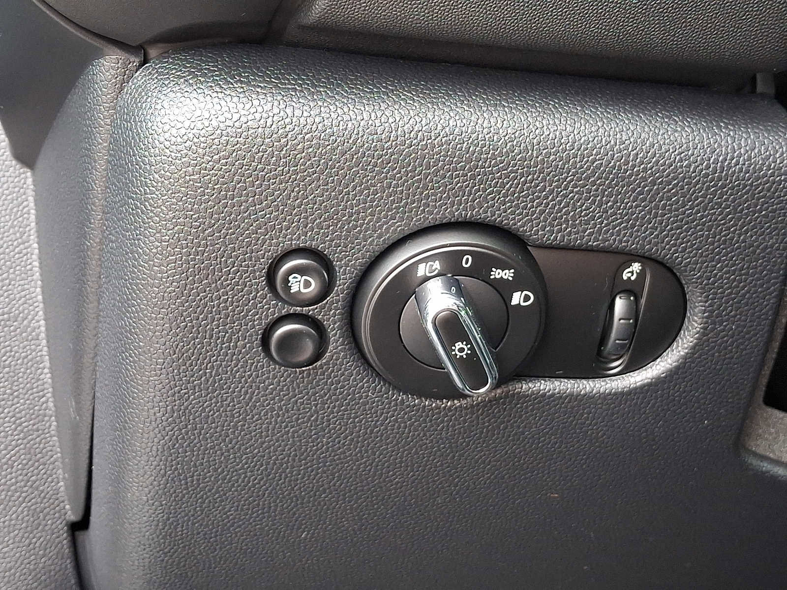 Used 2023 MINI Cooper 4-Door Hardtop w/ Multitone Edition image 28