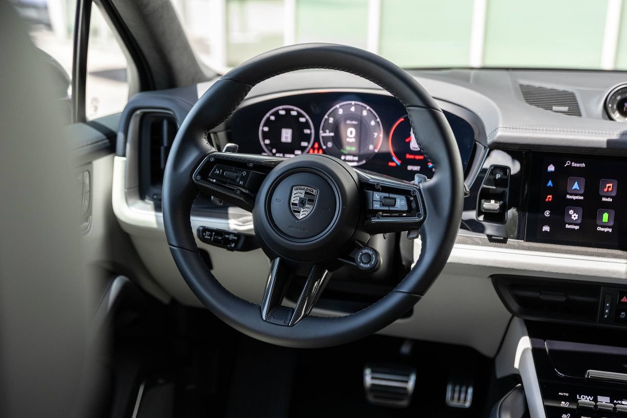 Used 2025 Porsche Cayenne Turbo AWD/4WD image 39