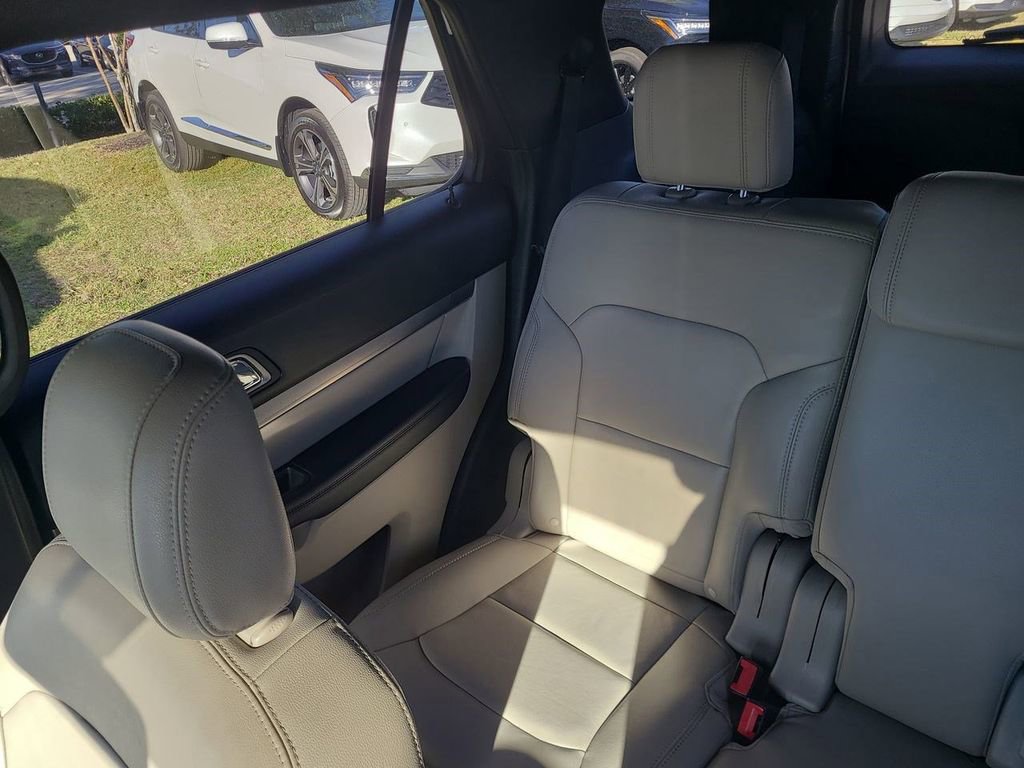Used 2018 Ford Explorer XLT w/ Equipment Group 202A image 4