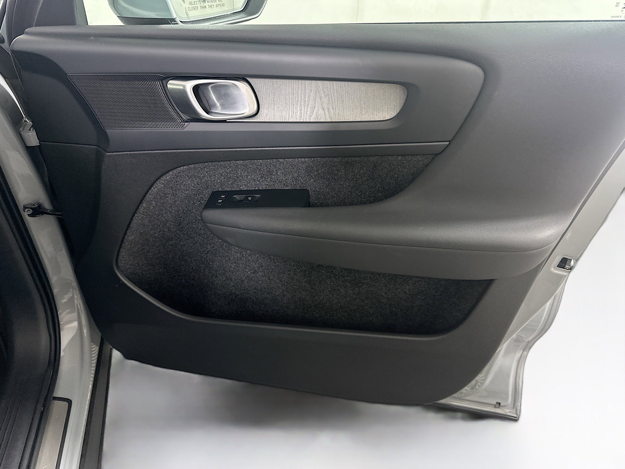 Used 2025 Volvo XC40 B5 Core image 32