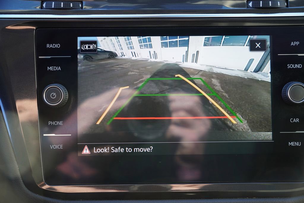 Used 2021 Volkswagen Tiguan SE w/ Panoramic Sunroof Package image 34