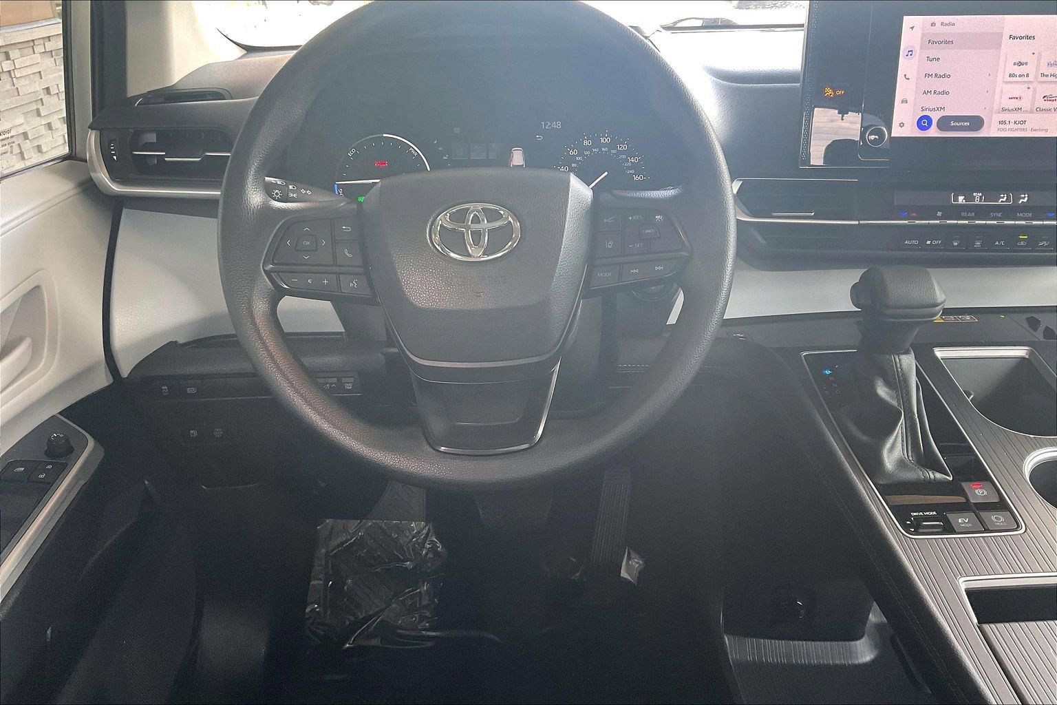 Used 2025 Toyota Sienna LE FWD image 8
