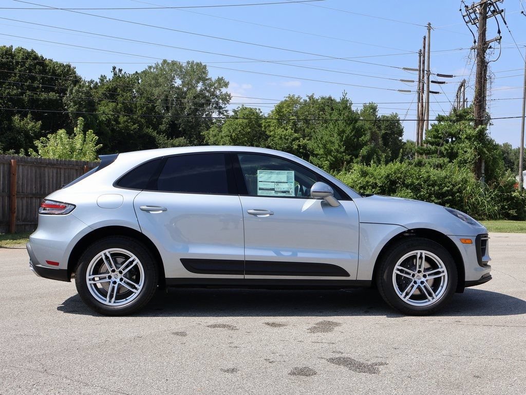 Certified 2025 Porsche Macan AWD/4WD image 9