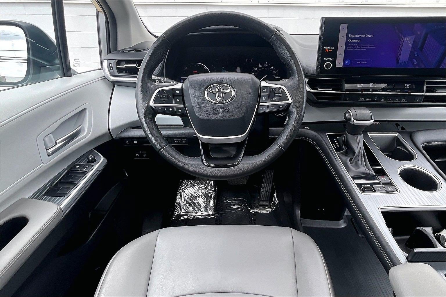 Used 2025 Toyota Sienna XLE FWD image 6