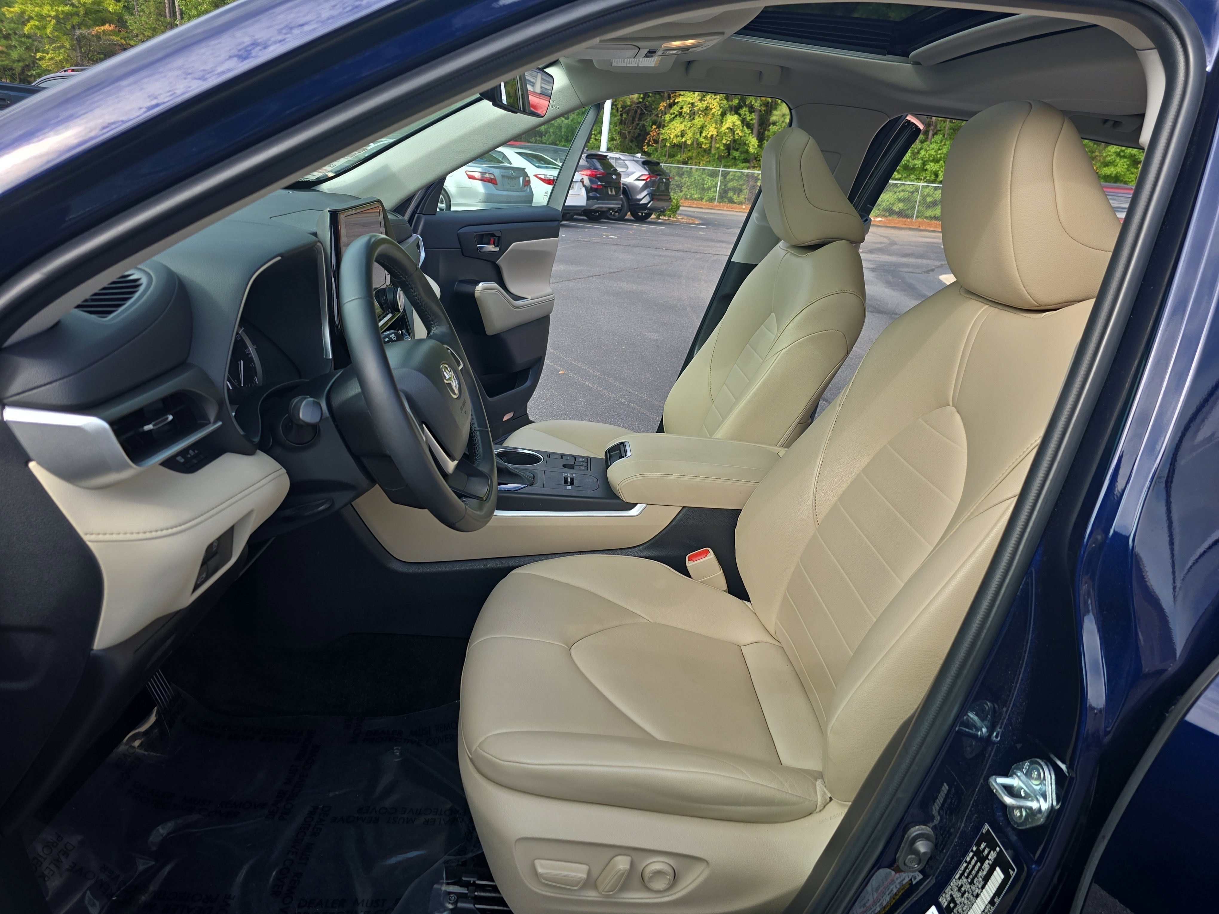 Used 2023 Toyota Highlander XLE image 16