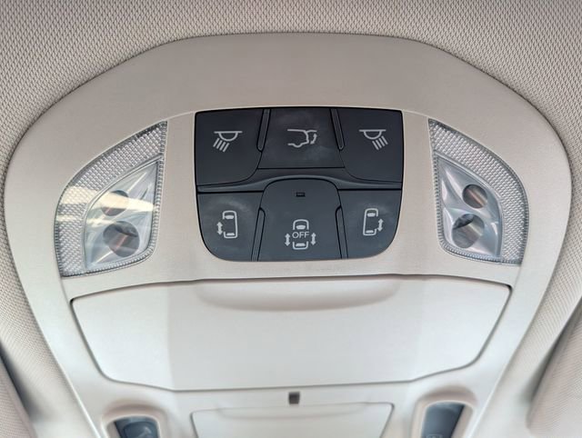 Used 2020 Chrysler Pacifica Limited w/ Advanced Safetytec Group FWD image 39
