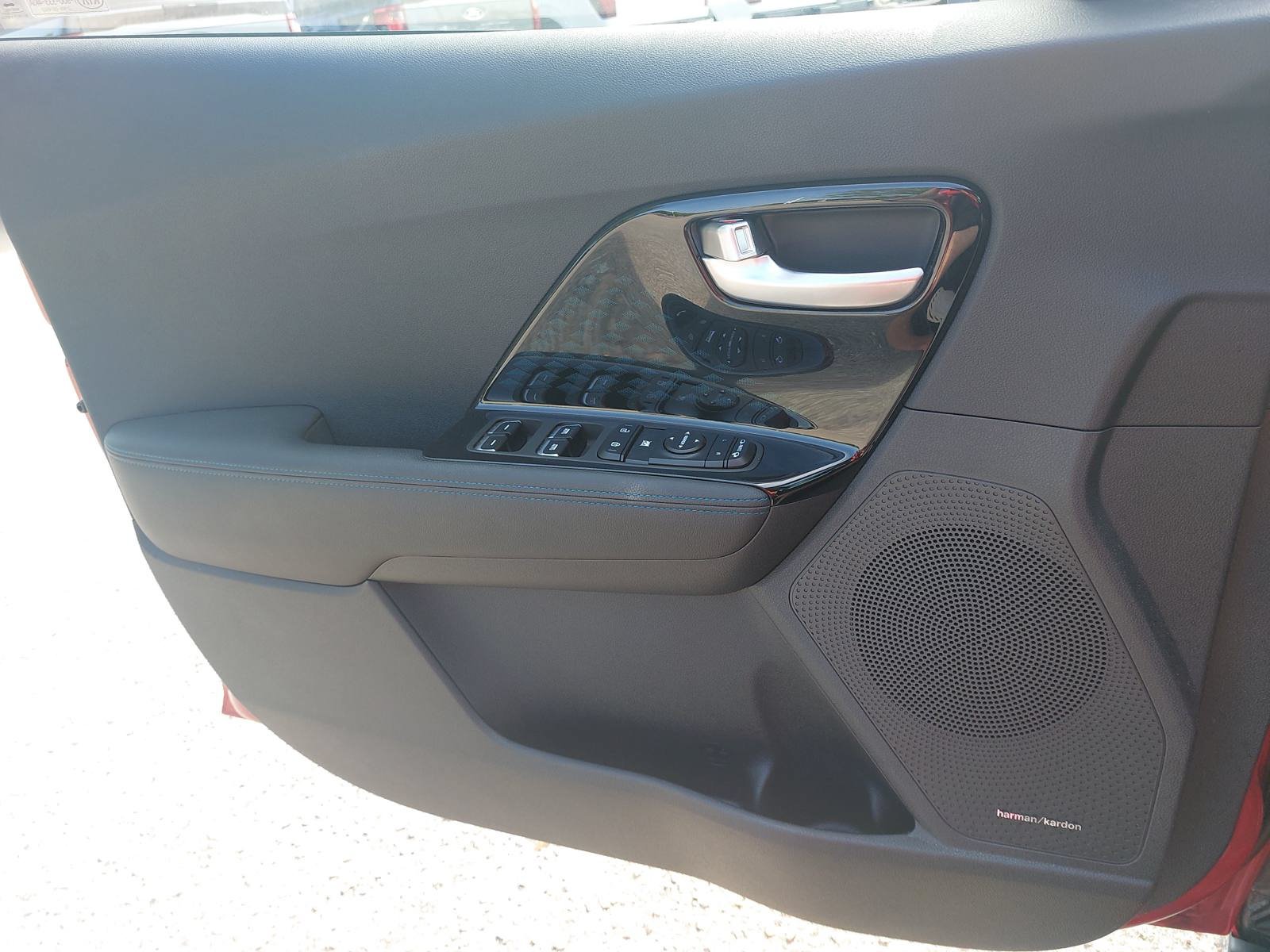 Used 2022 Kia Niro EX Premium w/ Cold Weather Package FWD image 26
