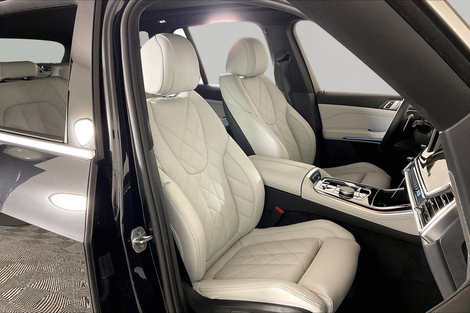 New 2026 BMW X5 xDrive50e w/ Premium Package AWD/4WD image 15