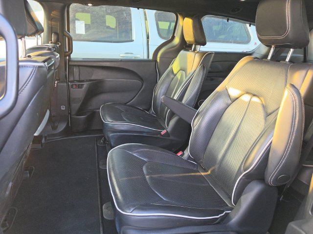 Used 2022 Chrysler Pacifica Limited w/ Uconnect Theater Family Group FWD image 12