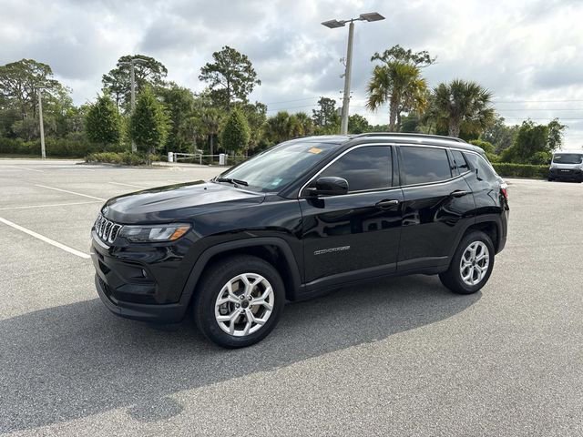 Used 2025 Jeep Compass Latitude AWD/4WD image 7