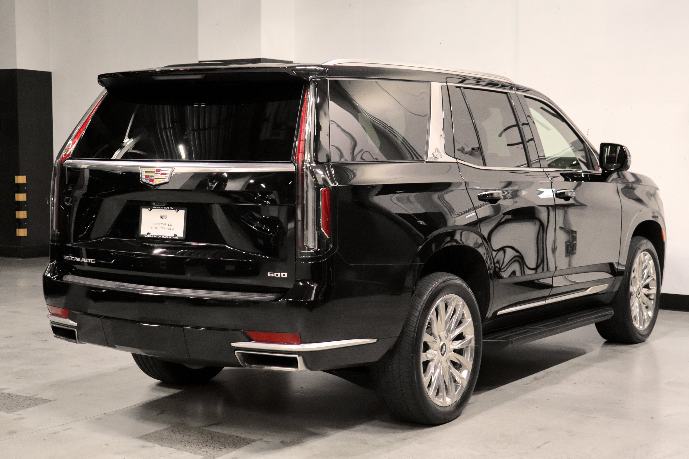 Used 2023 Cadillac Escalade Premium Luxury AWD/4WD image 5