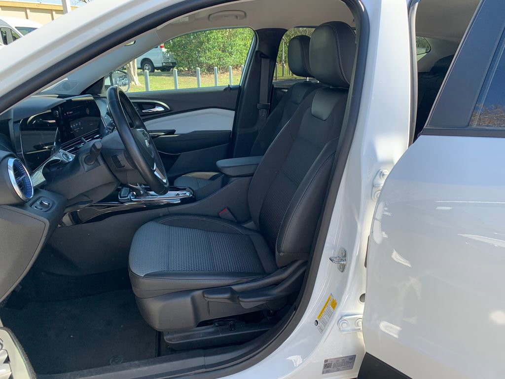 Used 2024 Chevrolet Trax LT w/ Driver Confidence Package image 9