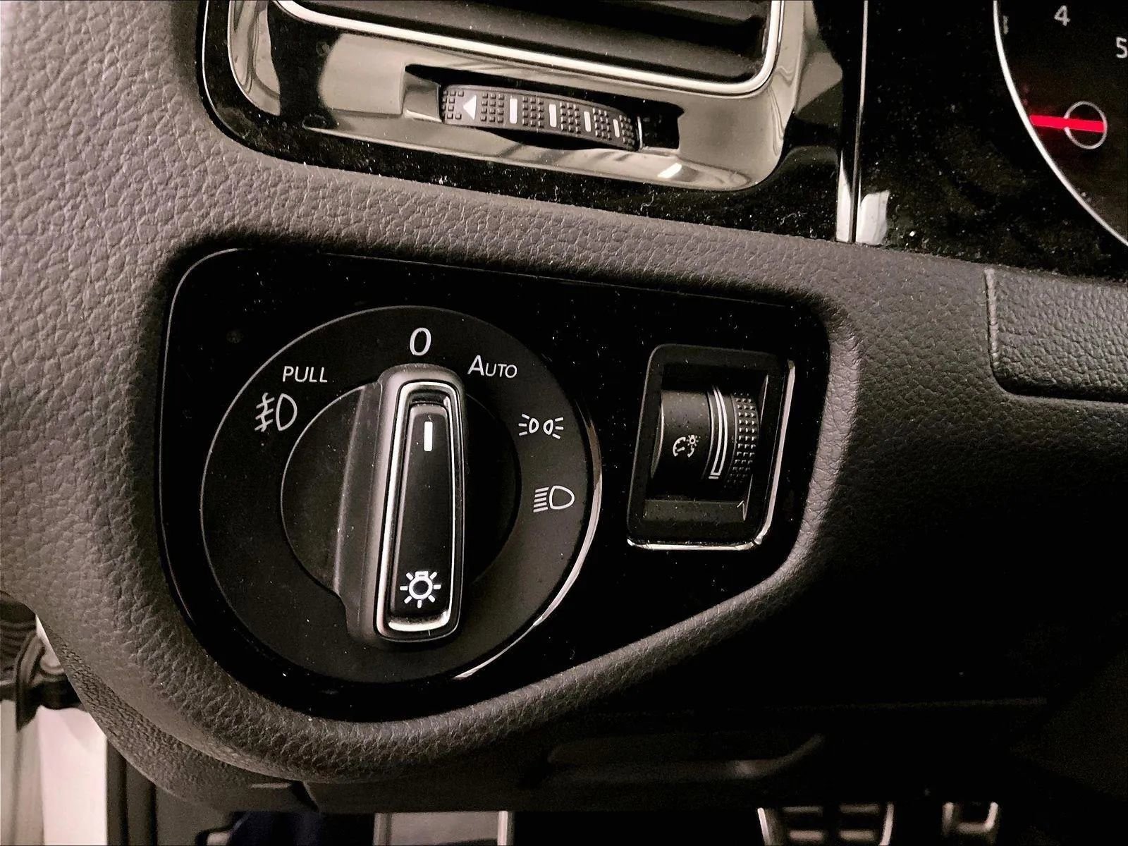 Used 2019 Volkswagen GTI SE FWD image 30