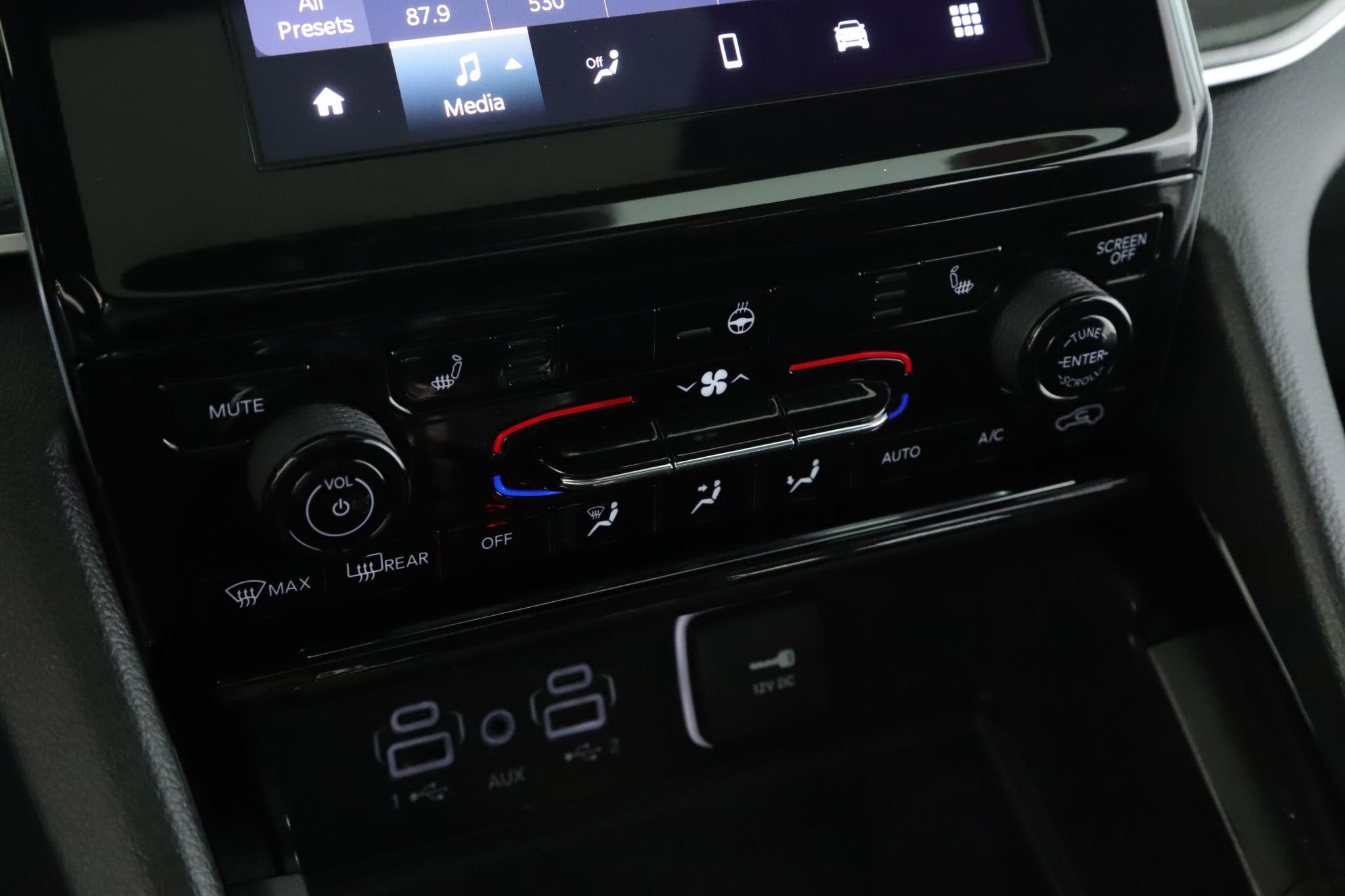 Used 2023 Jeep Grand Cherokee Altitude AWD/4WD image 15