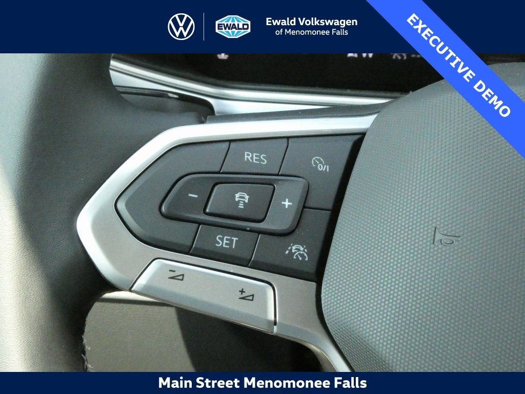 Certified 2025 Volkswagen Taos SE image 11
