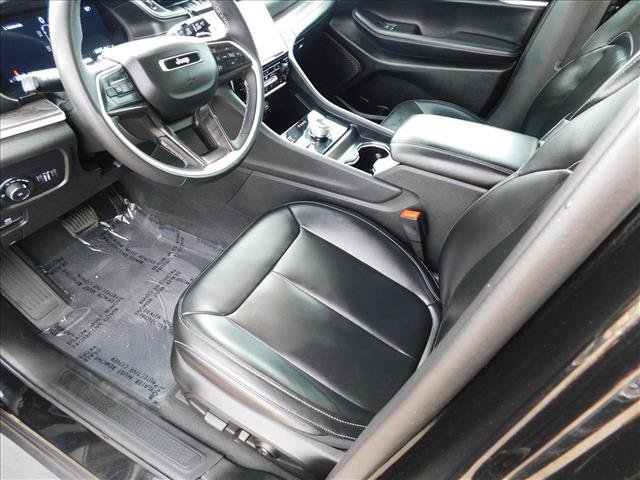 Used 2025 Jeep Grand Cherokee L Limited w/ Black Appearance Package AWD/4WD image 16