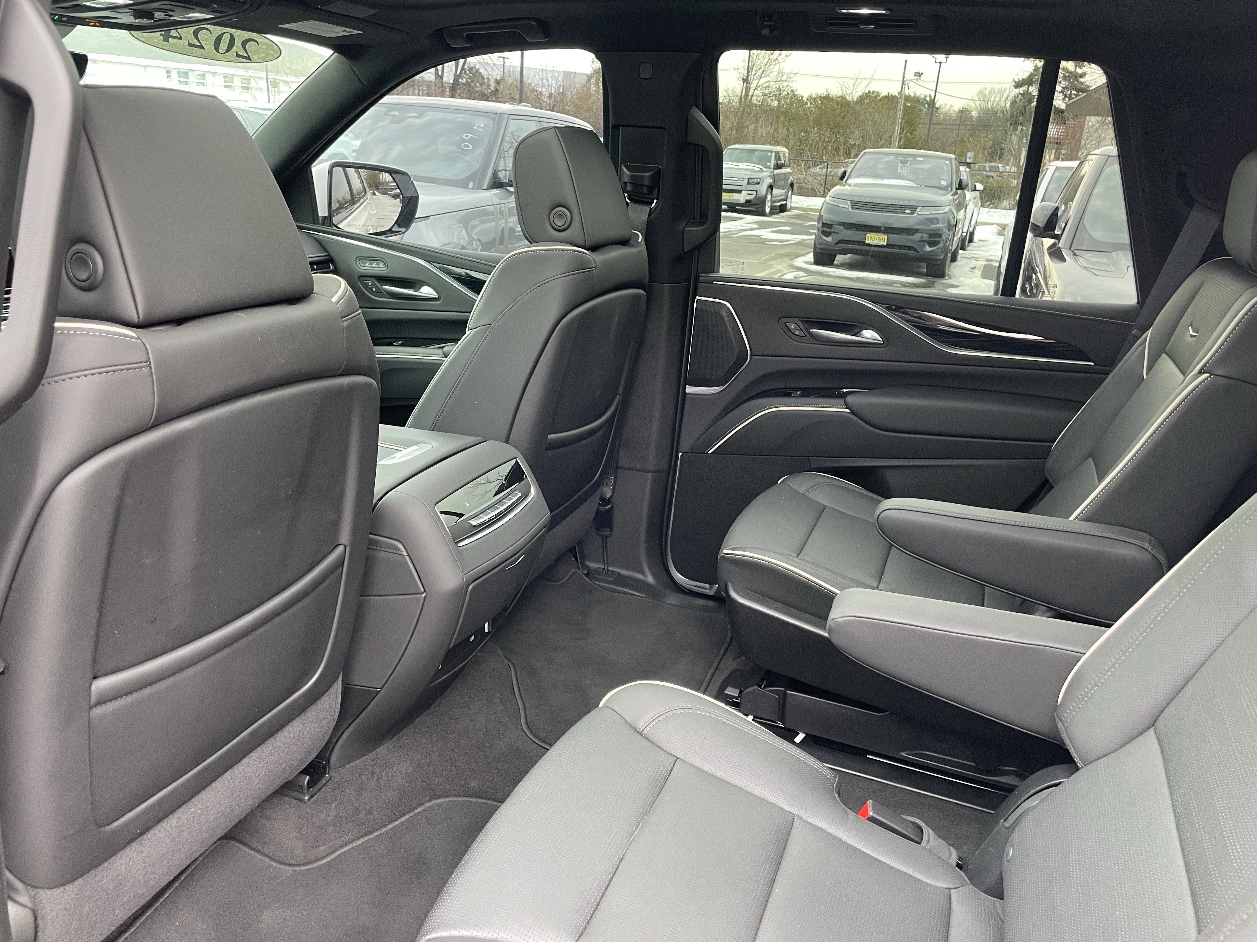 Used 2024 Cadillac Escalade Sport w/ LPO, ONYX Package image 30