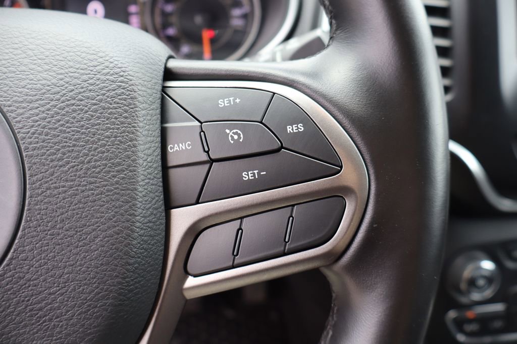 Used 2020 Jeep Cherokee Latitude Plus w/ Cold Weather Group AWD/4WD image 16