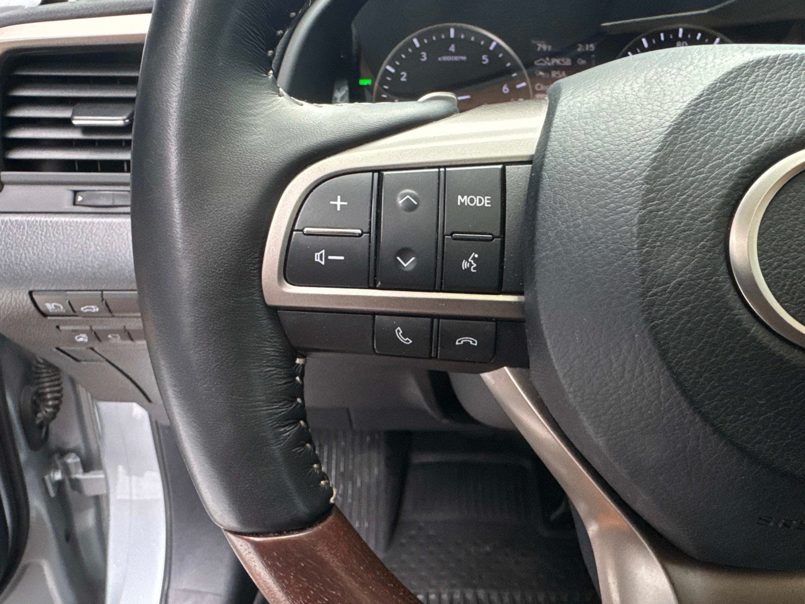 Certified 2022 Lexus RX 350L Premium w/ Premium Package AWD/4WD image 32