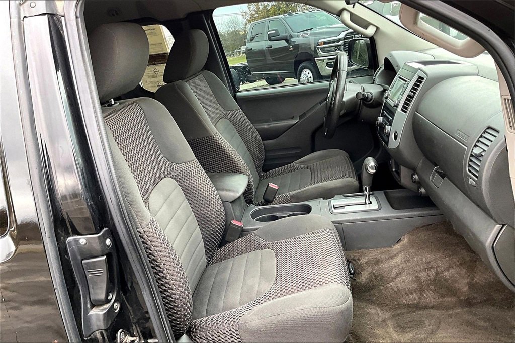 Used 2015 Nissan Frontier SV image 7