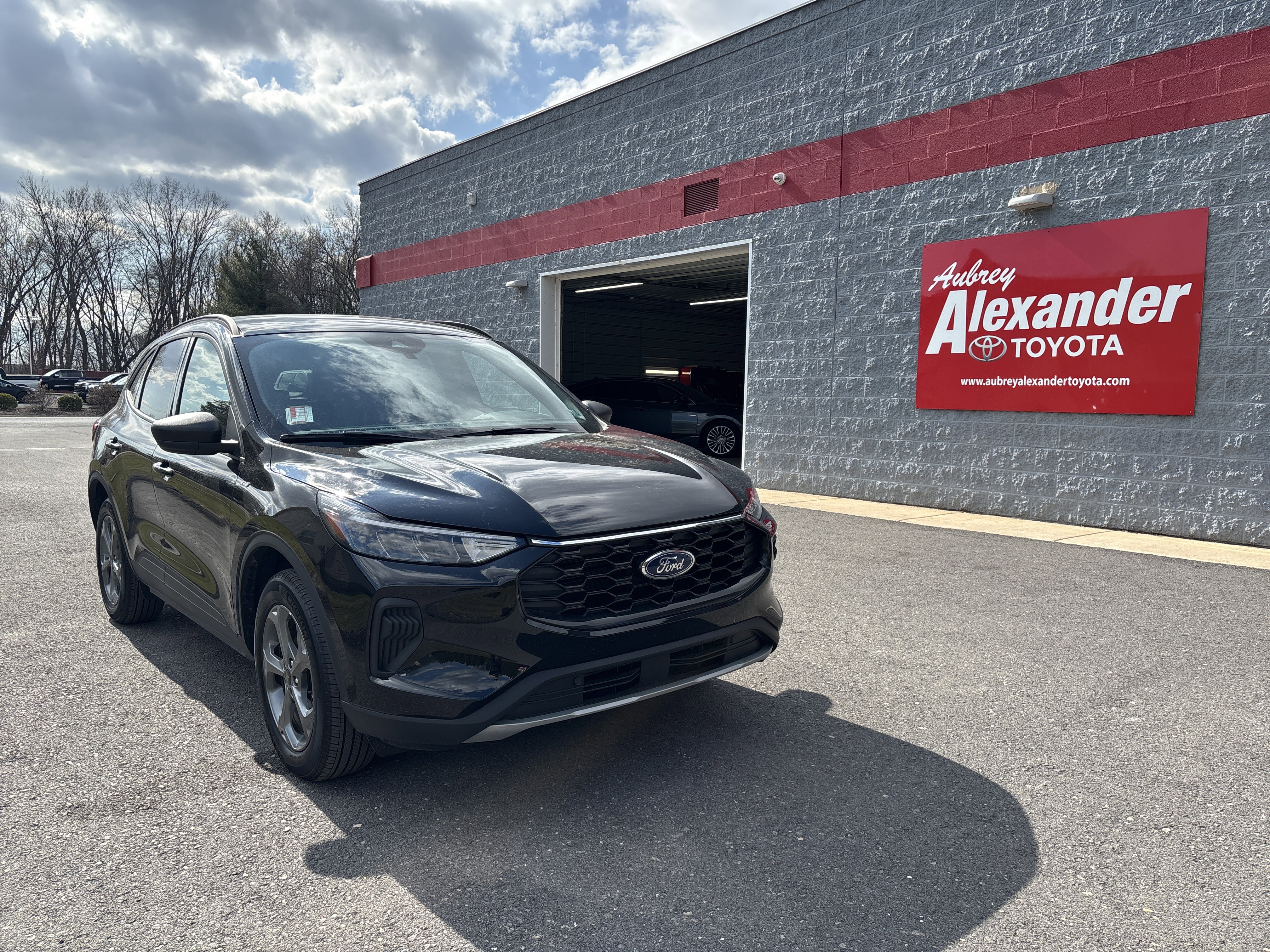Used 2025 Ford Escape ST-Line AWD/4WD image 1