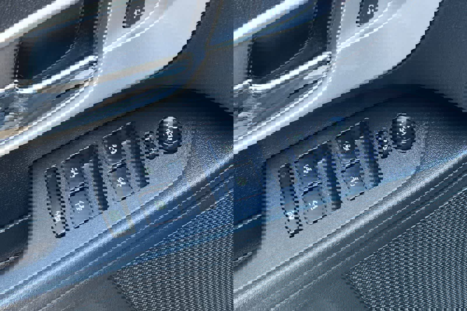 Used 2016 Chevrolet Equinox LTZ w/ Enhanced Convenience Package image 14