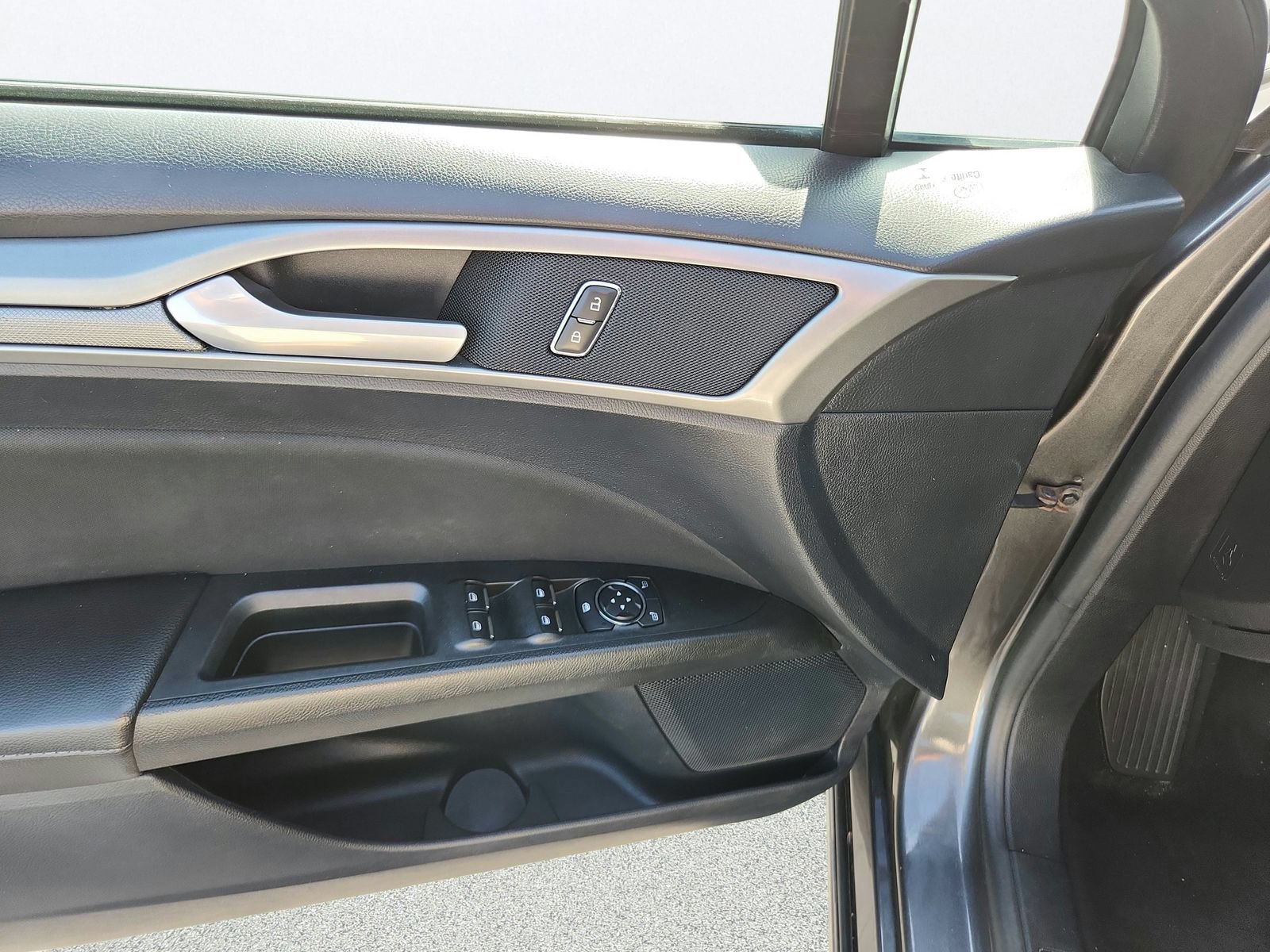 Used 2020 Ford Fusion SE FWD image 21